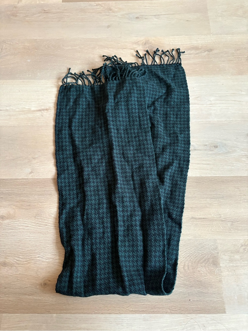 Cozy Black & Forest Green Houndstooth Fringe Scarf
